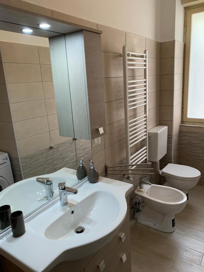 Casa Bianca 2 - Confortevole In Centro A مونيلّي المظهر الخارجي الصورة