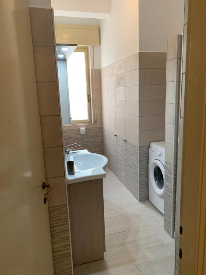 Casa Bianca 2 - Confortevole In Centro A مونيلّي المظهر الخارجي الصورة